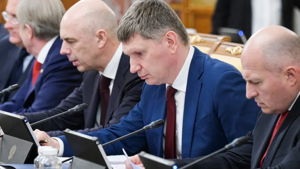 По оперативным данным, ВВП вырос всего на 0,2% за январь–май; промышленность и инвестиции демонстрируют стагнацию, падение цен на нефть и проблемы в нефтепереработке усиливают риск рецессии и инфляционного давления.