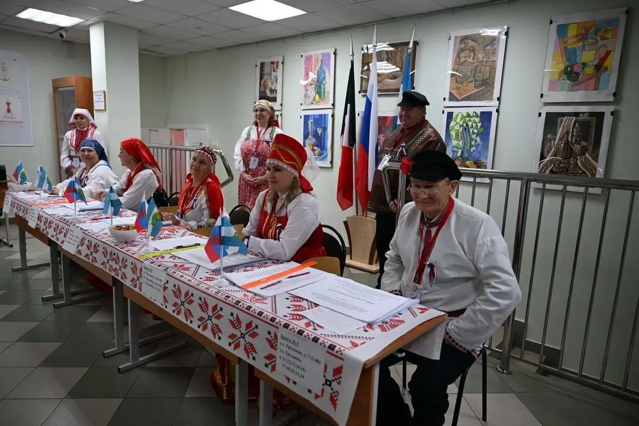 Первый день трехдневного голосования сопровождался праздником костюма народов, участковые комиссии встречали избирателей в национальных нарядах.