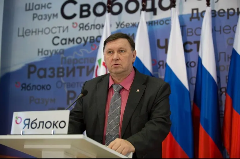 В Москве и Екатеринбурге проходят суды по снятию кандидатов с выборов; аресты и обвинения сопровождают кампанию оппозиции, в основном участников «Яблока».