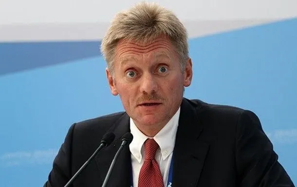 Песков заявил, что в России журналистам создаются условия без ограничений, в то время как США применяют запреты к некоторым СМИ, что вызывает спор о свободе слова.