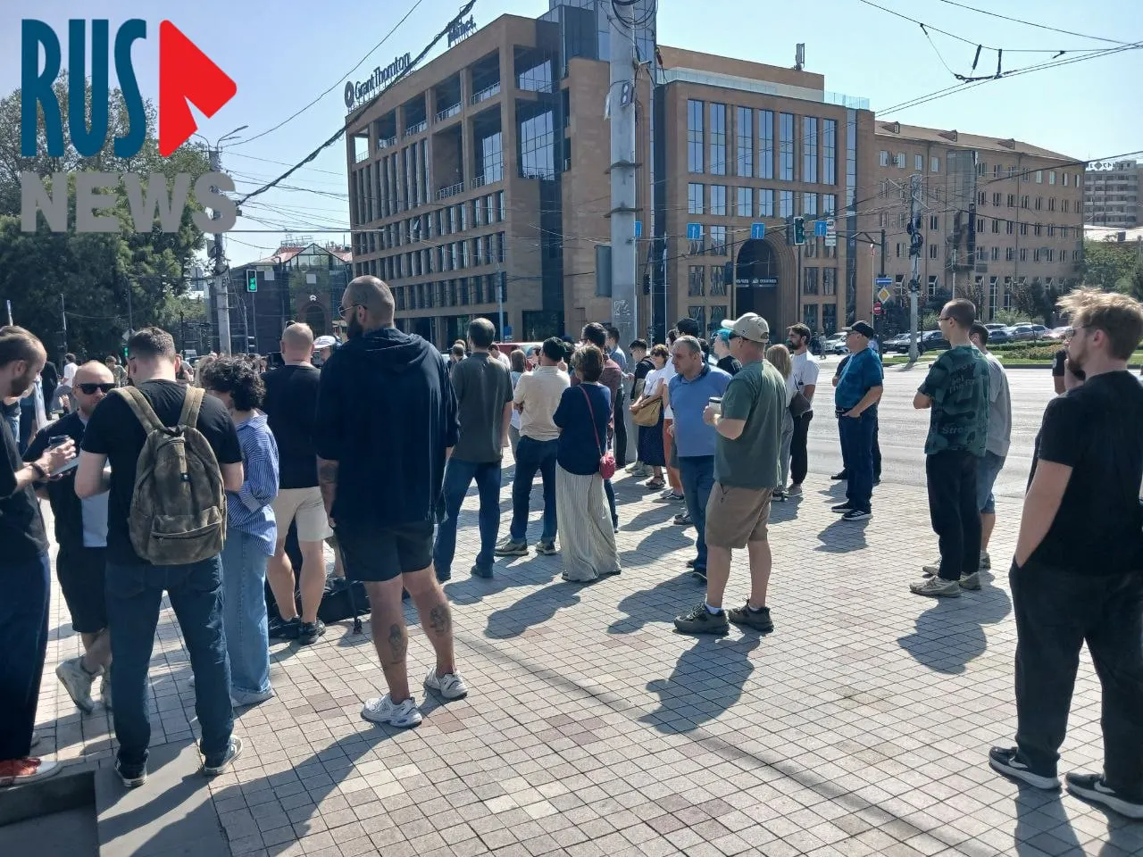 У посольства России в Ереване к полудню выстроилась очередь из избирателей; напротив здания проходит митинг примерно на 100 человек.