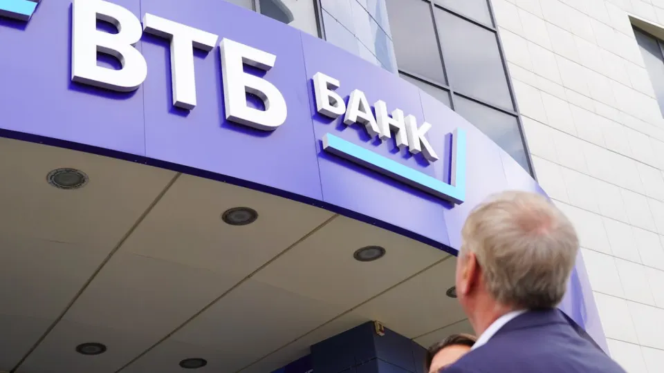 Соединённые Штаты расширили санкции против банка ВТБ, обвинив его в обходе ограничений против Ирана; меры подтверждены OFAC, банк ранее попадал под ограничения за деятельность в российском финансовом секторе.