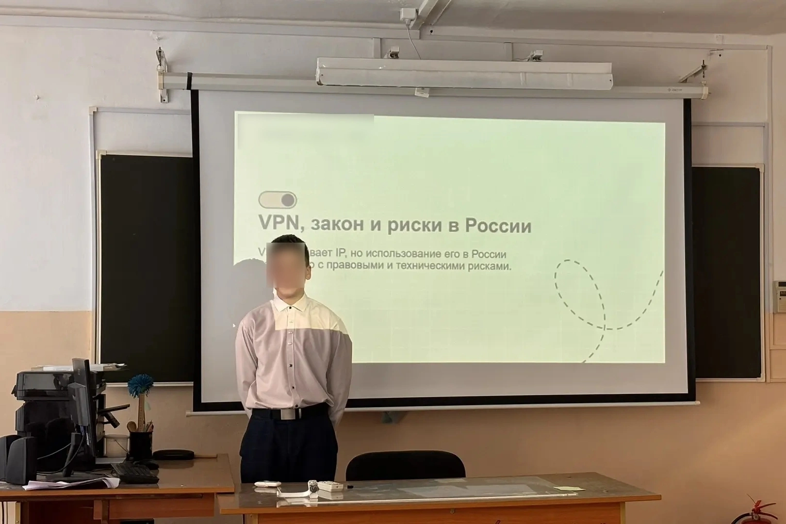 Во многих школах по стране начали проводить специальные занятия по цифровой безопасности, на которых учащимся рассказывают о рисках применения VPN-сервисов, утечке персональных данных и возможной юридической ответственности за действия в интернете.