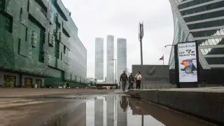 Большинство работодателей в России до конца года отказались от планов по активному найму и переходят к точечной кадровой политике: дефицит работников снижается, а вместо сокращений всё чаще используются неполная занятость и урезанная рабочая неделя.