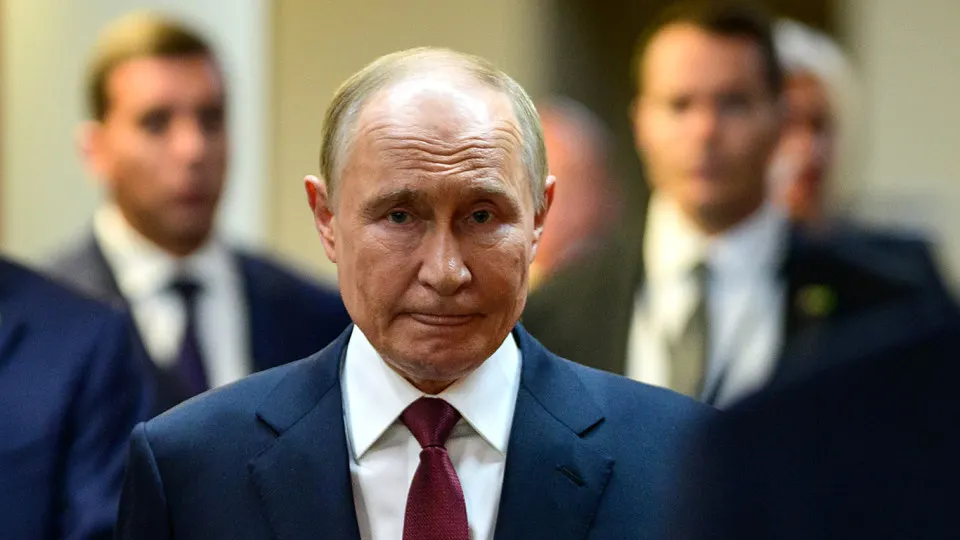 Поддержка деятельности Владимира Путина снижается седьмую неделю подряд и опустилась до минимальных значений с 2018 года. Эксперты связывают падение с ужесточением контроля над интернетом, экономической стагнацией и нарастающей усталостью общества.