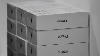 У российских продавцов скопились нереализованные партии дорогих смартфонов Apple и Samsung, из‑за чего сети вынуждены резко снижать цены и распродавать технику с крупными скидками.