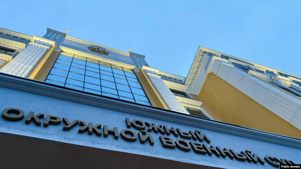 Южный окружной военный суд назначил трём молодым людям из Ростова-на-Дону от восьми до десяти лет лишения свободы по делу о подготовке поджога военных комиссариатов. Дело рассматривалось как преступление террористической и диверсионной направленности на фоне общего ужесточения российского законодательства.