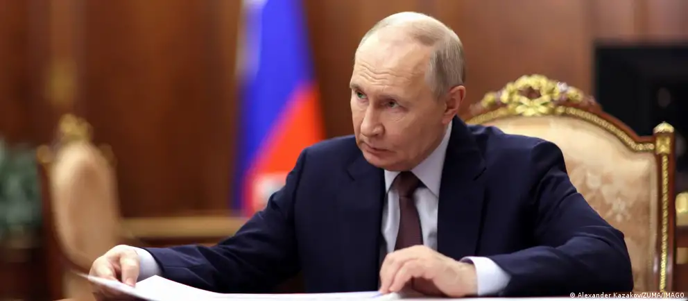 Президент подписал закон, по которому контроль за расходами госслужащих больше не будет распространяться на сделки, совершённые до их назначения на должность, а также на добрачные операции супругов. Декларации о доходах теперь будут подаваться одной суммой по всей семье.