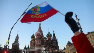 На фоне спада ВВП, падения спроса и роста налогов объем просроченной дебиторской задолженности компаний в России поднялся до 8,2 трлн рублей — почти 4% ВВП, что сопоставимо с пятой частью федерального бюджета.