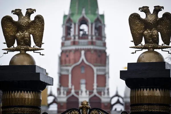 В российских стримингах начали отмечать, что в некоторых фильмах из‑за цензуры удалены или скрыты фрагменты. Платформы связывают это с действиями правообладателей и новым законом о «дискредитации» традиционных ценностей.