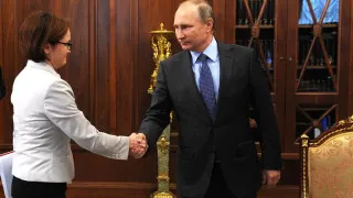 С начала 2026 года Банк России реализовал свыше 21 тонны золота для финансирования растущего дефицита бюджета на фоне слабых нефтегазовых доходов и высокой цены драгметалла.
