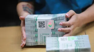 За неделю объём наличных в обращении вырос почти на четверть триллиона рублей: граждане снимают деньги из-за сбоев мобильного интернета, ужесточения блокировок карт и планов расширить контроль за переводами.