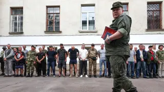 Минобороны подготовило поправки к закону о статусе военнослужащих, которые позволят проводить проверку на алкогольное опьянение непосредственно в воинской части с помощью экспресс‑тестов, без обязательной доставки в медучреждение.