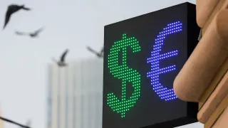 Официальный курс доллара опустился до минимума с февраля 2023 года, рубль поддерживают рост цен на сырьевой экспорт и отказ Минфина от регулярных валютных покупок, однако власти уже обсуждают досрочное возвращение на рынок.