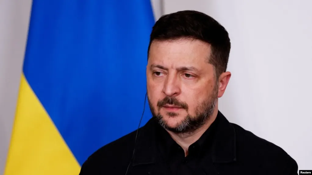 Президент Украины заявил, что российская инициатива о прекращении огня в День Победы может быть тактическим ходом для обеспечения военного парада в Москве; при этом Киев поддерживает меры, которые действительно защищают мирных жителей и содействуют обмену пленными.