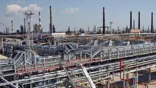 Сразу несколько российских нефтеперерабатывающих заводов приостановили переработку нефти после серии атак беспилотников, что уже влияет на выпуск бензина и дизельного топлива.