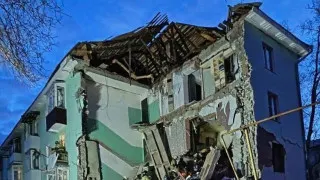 В Сызрани беспилотник попал в жилую многоэтажку, частично обрушился подъезд, из-под завалов спасли 11 человек. Ночью ПВО заявила о перехвате более 150 украинских дронов над рядом регионов России.