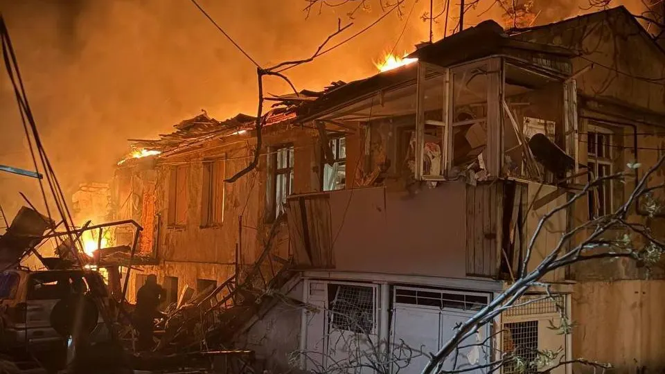 В ночь на 24 апреля российские беспилотники нанесли массированный удар по Одессе: повреждены жилые дома, двое человек погибли, 15 ранены, продолжается работа спасателей.