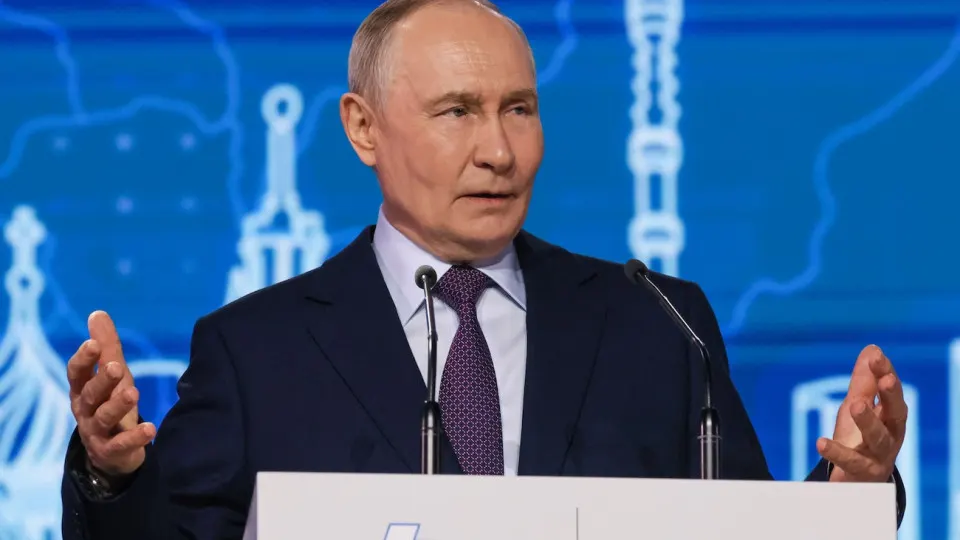 После серии запретов и ограничений, включая блокировку мессенджера с массовой аудиторией, рейтинг президента показал резкое снижение. Власть призывает не увлекаться новыми ограничениями и обещает обеспечить доступ к жизненно важным сервисам.