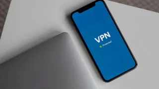 Российские мобильные операторы не успевают технически внедрить помегабайтную оплату международного и VPN‑трафика с 1 мая и рассчитывают на отсрочку до осени, указывая на сложность перенастройки биллинговых систем и тарифов.