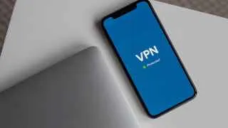 Российским пользователям платных VPN могут в ближайшие дни ограничить оплату с банковских карт, а дата-центры обяжут отключать серверы, дающие доступ к заблокированным ресурсам.