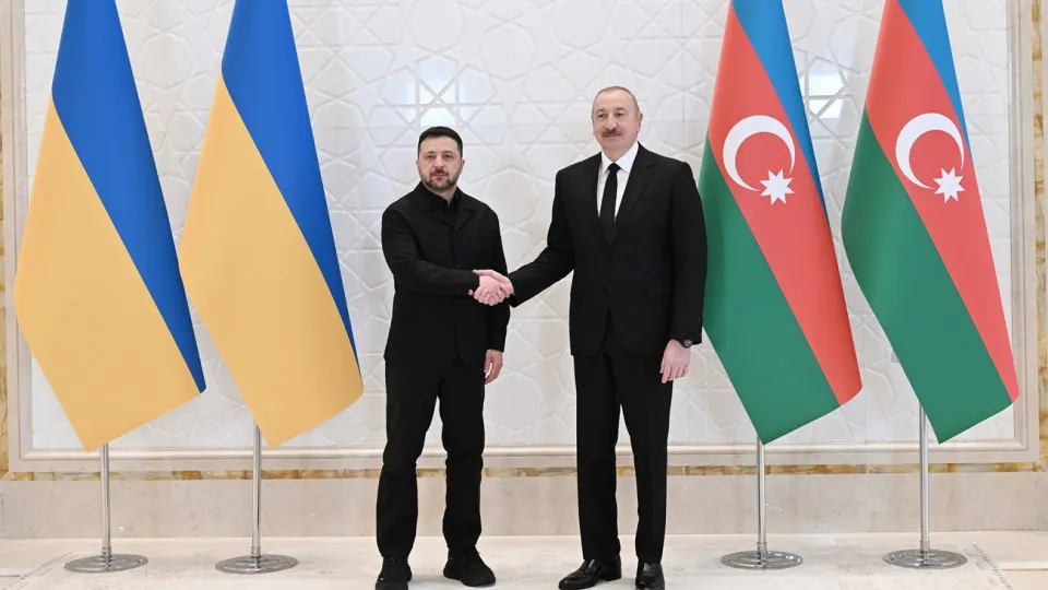 Президент Азербайджана Ильхам Алиев на встрече с Владимиром Зеленским в Габале заявил о поддержке территориальной целостности Украины и объявил о планах углублять военно‑техническое и энергетическое сотрудничество. Зеленский сообщил о подписании шести документов, в том числе по оборонно-промышленному комплексу, и выразил готовность к новым трёхсторонним переговорам о мире при участии США, Украины и России на азербайджанской площадке.