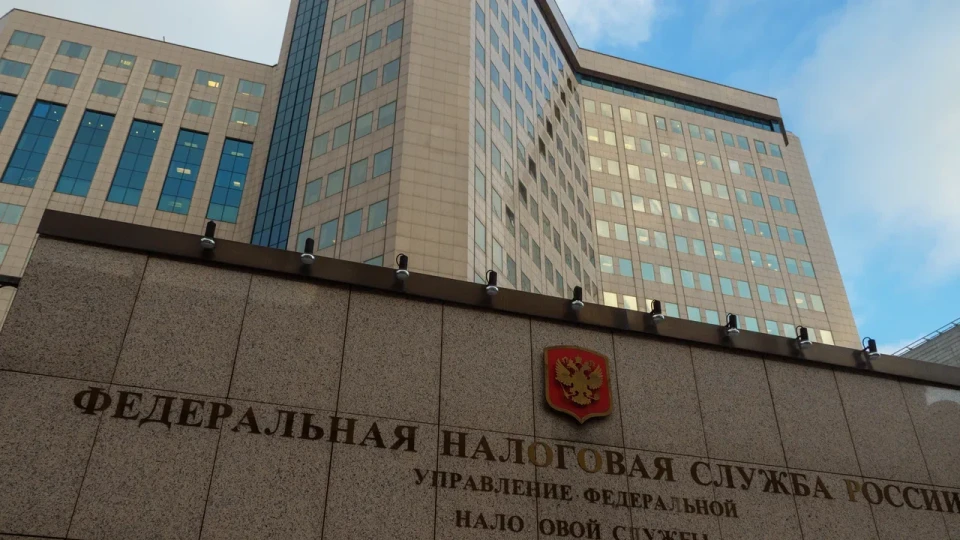 Налоговые органы ужесточают надзор за перерегистрацией предпринимателей, подозреваемой в попытках уйти от НДС; бизнес предупреждают о доначислениях, пени и штрафах на фоне роста дефицита федерального бюджета.