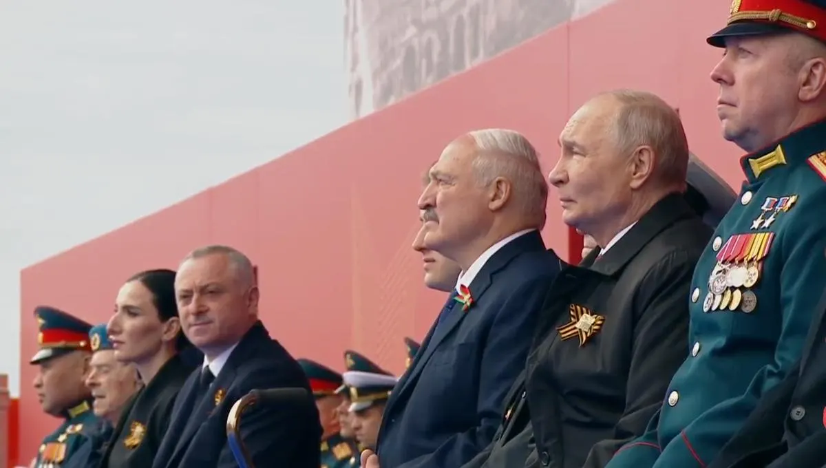 Президент назвал День Победы «священным», вспомнил вклад советского народа в разгром нацизма и связал его с поддержкой современных воинов. На трибуне рядом с ним впервые оказался участник «специальной военной операции» наравне с ветераном ВОВ.
