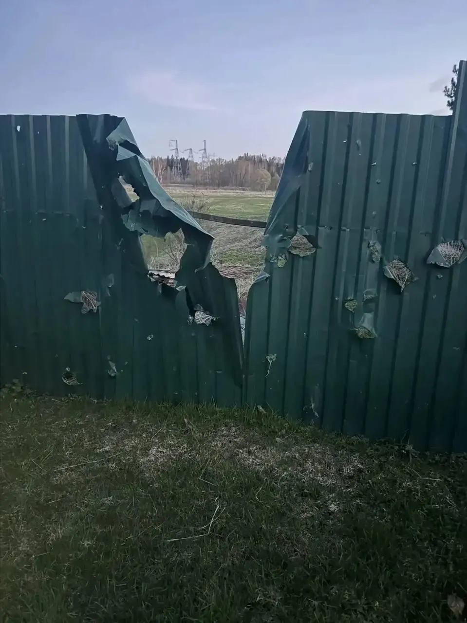 В Волоколамском округе 77‑летний мужчина погиб после ночной атаки беспилотников. В Ленинградской области, Санкт‑Петербурге и других регионах сообщают о массовых отражённых атаках, перебоях связи и сбоях в авиации.