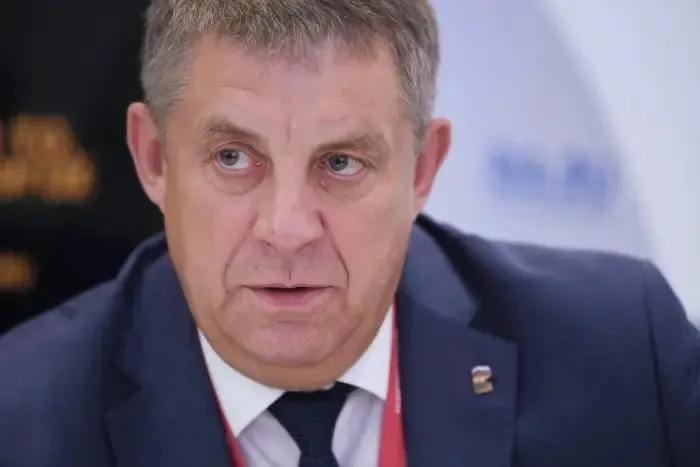 Ушедший в отставку губернатор Брянской области Александр Богомаз может занять вакантный мандат в Госдуме. Его отставка происходит на фоне кадровых перестановок в приграничных регионах и уголовных дел, связанных со строительством оборонительных сооружений.