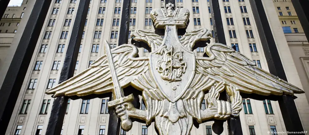 Минобороны объявило одностороннее перемирие с 0:00 8 мая до 10 мая и предупредило о готовности нанести ответный удар по Киеву при его нарушении; жителей и сотрудников диппредставительств призвали покинуть город. Президент Украины не рекомендует иностранным лидерам ехать в Москву на парад 9 мая.
