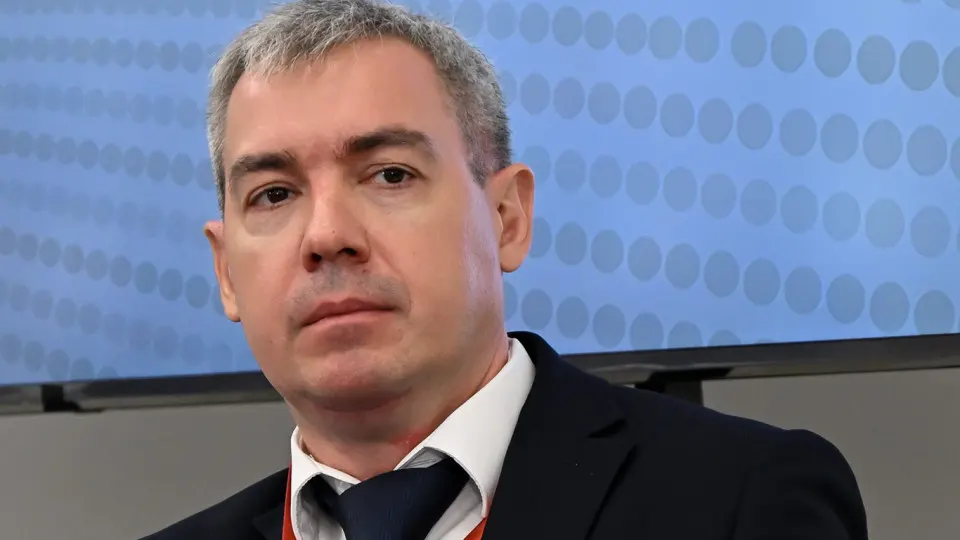 После передачи части функций по интернету под руководство ФСБ и ужесточения блокировок два заместителя министра цифрового развития планируют уйти. В ведомстве готовят реорганизацию, перераспределение функций и возможные сокращения.