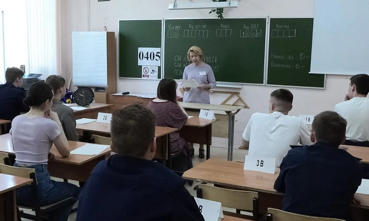 Рособрнадзор выпустил методические указания: организаторы и охрана не должны прикасаться к участникам ЕГЭ и их вещам. При срабатывании металлоискателя просят добровольно показать или сдать предмет.