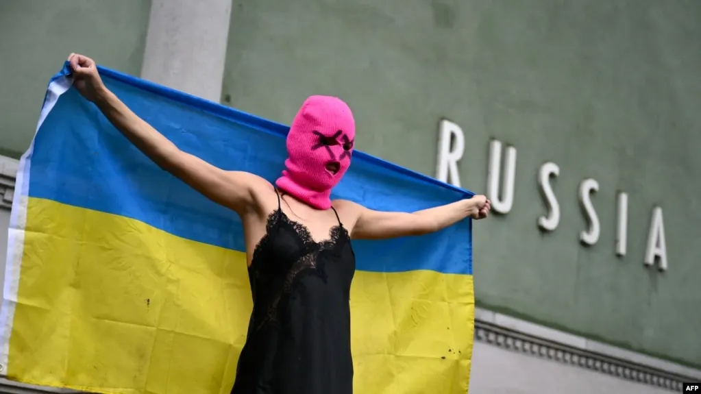 Росфинмониторинг обновил перечень и внёс в него панк‑группу Pussy Riot. Ранее в России группу признали экстремистской, а ряд участниц были приговорены заочно к длительным срокам заключения.