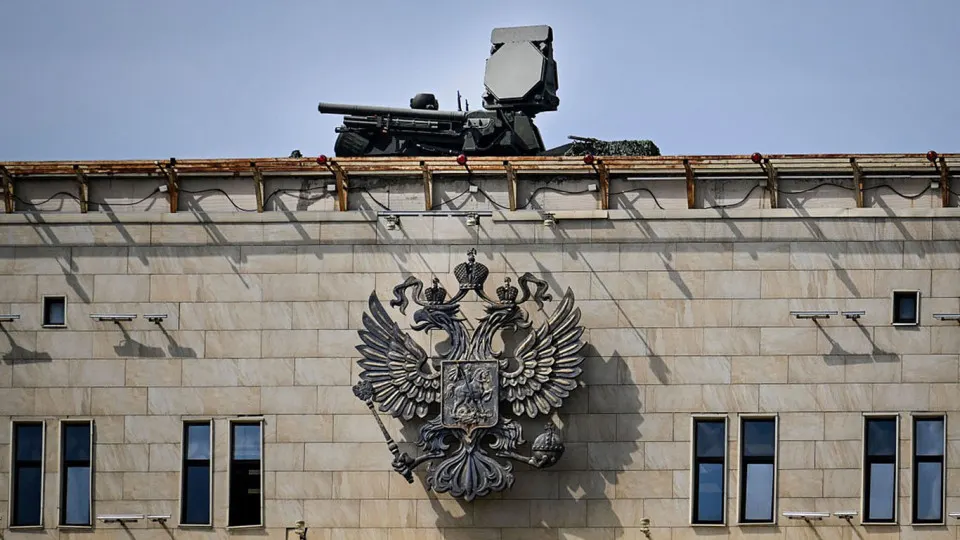 Переброска средств противовоздушной обороны к столице ради парада 9 мая, по мнению командования украинских беспилотников, оставляет уязвимыми периферийные энергетические и военные объекты, которые могут стать приоритетной целью ударов.