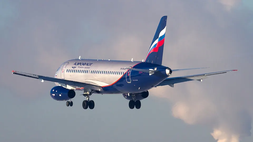 Минпромторг обсуждает варианты продления налёта и срока эксплуатации SSJ100 после срыва программы возрождения гражданского авиапрома: возможен рост допустимых часов и ресурса полётов, а планы по обновлению флота оказались значительно сокращены.