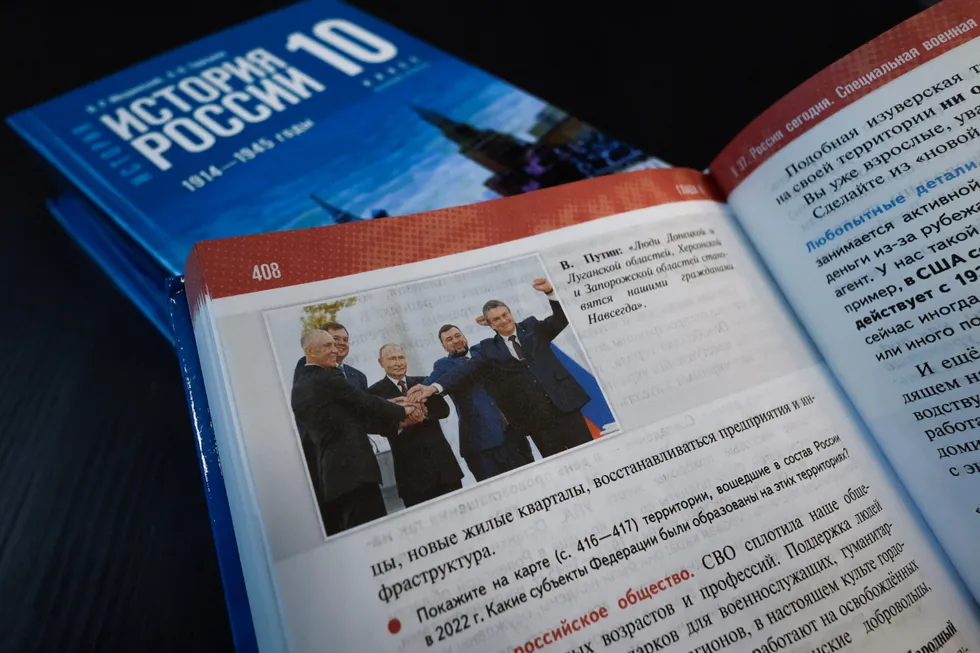 Учебники для 6–9 классов, подготовленные под авторством В. Р. Мединского и А. В. Торкунова, стали обязательными в школах. В них исторические события часто подаются через призму современных политических идей: спорные факты замалчиваются, а последние государственные проекты и памятники подаются как естественное продолжение истории.