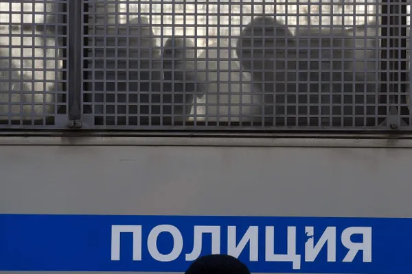 Депутаты приняли законопроект, позволяющий привлекать граждан, покинувших РФ, к административной ответственности по ряду статей и применять арест имущества как обеспечительную меру уже на стадии составления протокола.