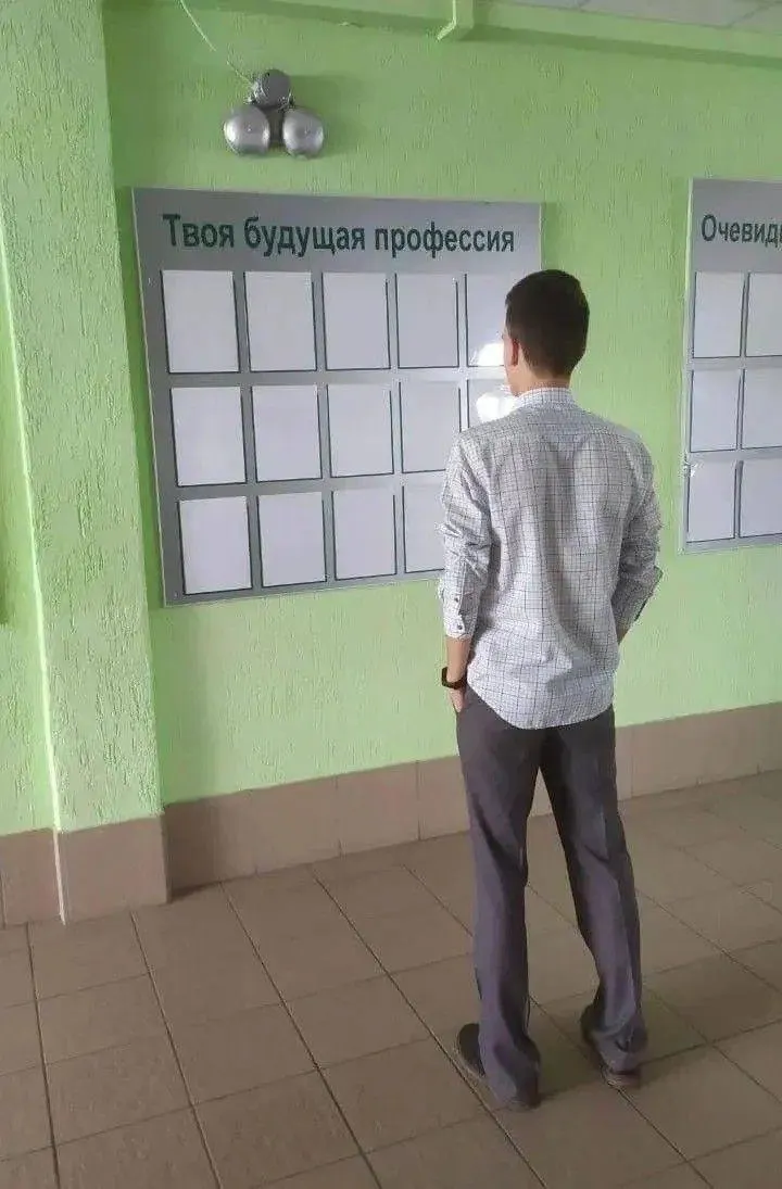 Законопроект позволяет в образовательных стандартах закреплять требование профильного бакалавриата или опыта работы для поступления в магистратуру; о полном запрете смены направления речи не идёт. Переход на новую систему высшего образования запланирован с 1 сентября 2026 года.