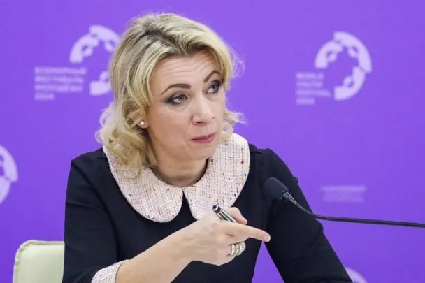 Официальный представитель МИД заявила, что сотрудники Госдепартамента уведомляют российских дипломатов о том, что их дети, рождённые в США, автоматически имеют американское гражданство, хотя семьи не подавали соответствующих заявлений.