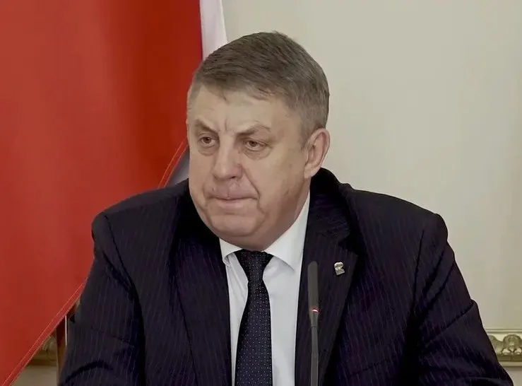 Бывший губернатор Брянской области подал в отставку 13 мая; на следующий день «Единая Россия» обеспечила ему место в Государственной Думе. Параллельно ушёл в отставку глава Белгородской области.