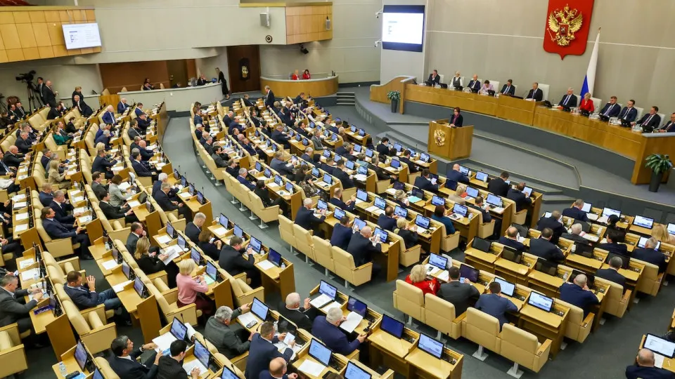 Комитет Госдумы поддержал поправку, по которой в отношении россиян, находящихся за границей и осужденных по политическим статьям, отменяется ограничение на стоимость арестуемого имущества — суды смогут изымать имущество даже на миллионы рублей. Решения будут приниматься заочно и вступать в силу немедленно.