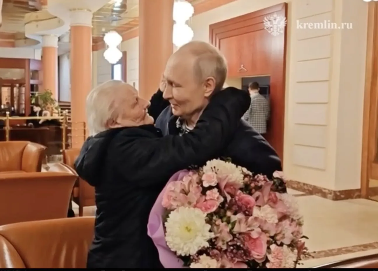 Президент и его бывшая педагог встретились: женщина обнимала и целовала его, не сдержав эмоций.