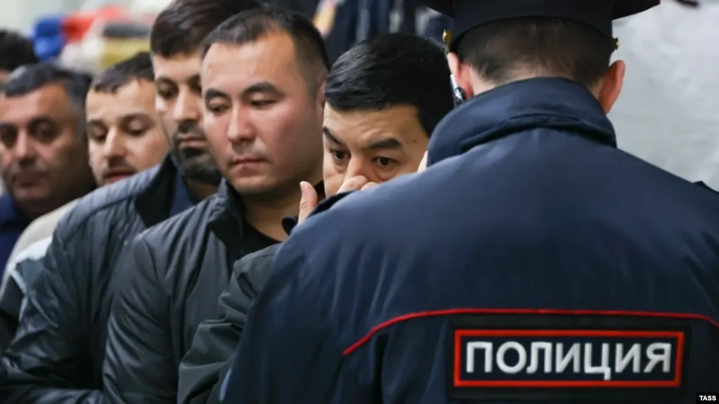 Законопроект расширяет перечень правонарушений, за которые можно будет выдворять иностранцев и лиц без гражданства: в список вошли участие в несогласованных митингах, дискредитация армии, призывы к санкциям, хулиганство и другие нарушения. Всего оснований станет до 58.