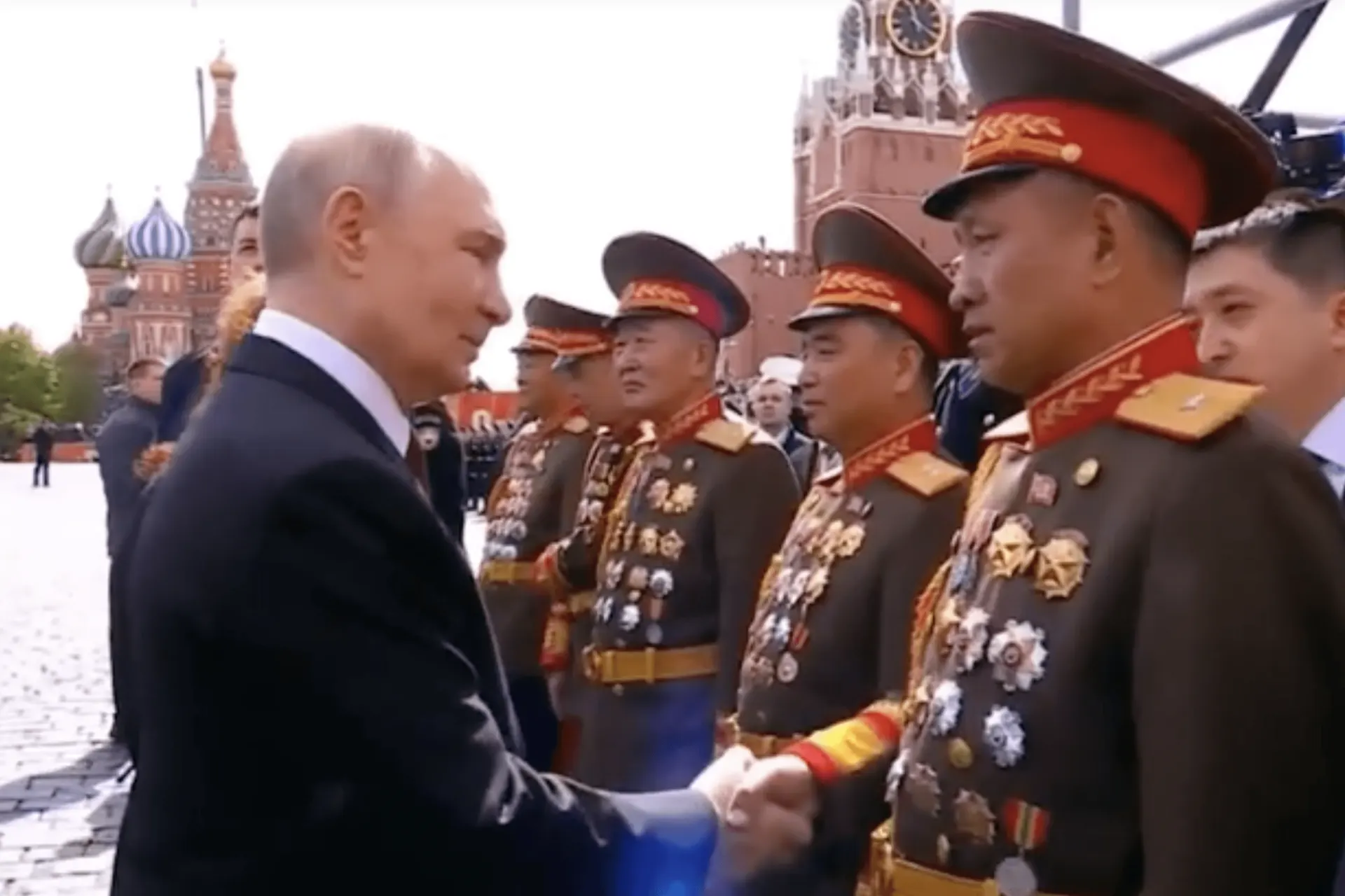 Фотографии и награды, выставленные в мемориальном музее в Пхеньяне, свидетельствуют о том, что в декабре 2025 года прошла церемония вручения российских государственных наград северокорейским командирам, принимавшим участие в операции в Курской области.