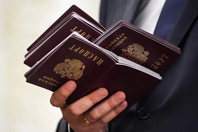 Депутаты от «Единой России» намерены внести поправки, которые позволят иностранцам с непогашенной судимостью получать РВП, ВНЖ и гражданство, если их осудили за поддержку России или специальной военной операции за рубежом. Изменения планируют рассмотреть ко второму чтению проекта об ужесточении требований к получению гражданства. Также обсуждаются и другие ужесточения миграционных норм.