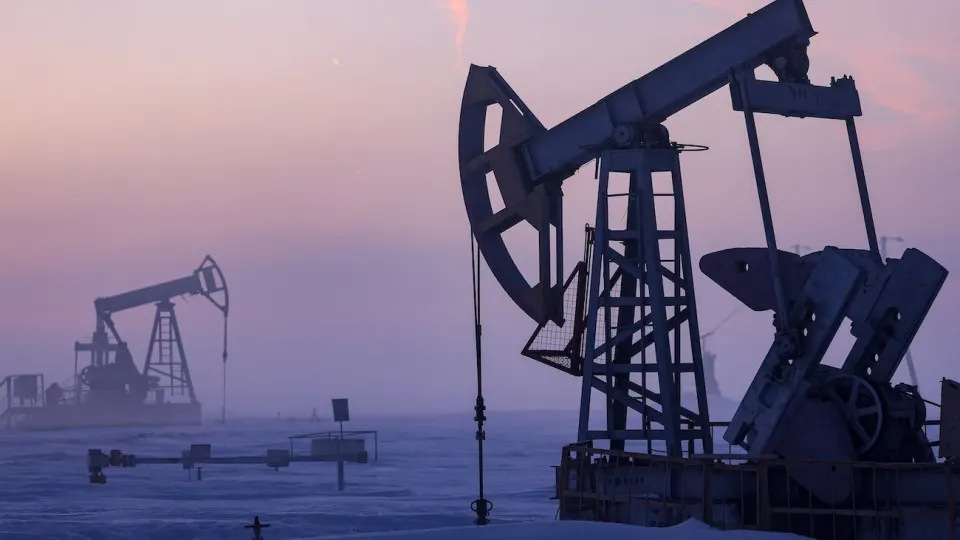 Минэкономразвития прогнозирует снижение добычи нефти до 511 млн тонн в 2026 году — самый низкий показатель с 2009 года. Причины: ухудшение финансового положения компаний, сокращение бурения и последствия санкций.