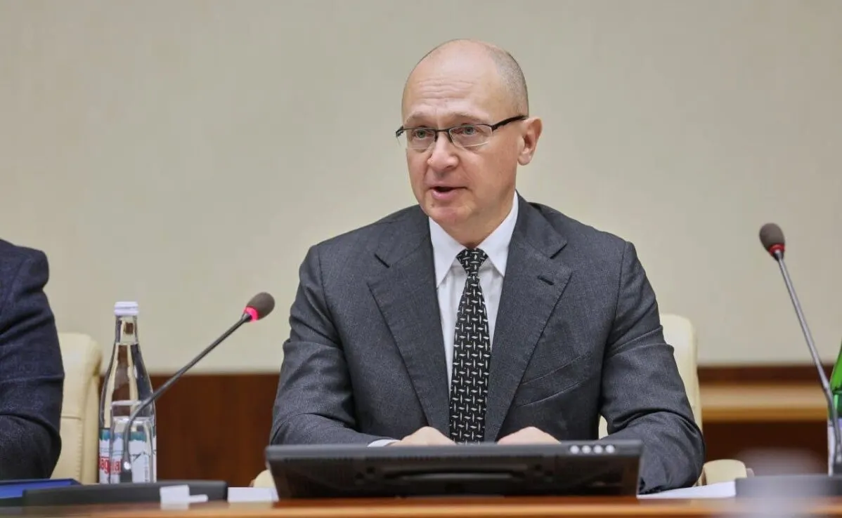 Внутри кремлёвского аппарата нарастает конфликт между политическим блоком и силовиками — разногласия по методам контроля общества, ужесточение интернет‑ограничений и усиление охраны вокруг президента отражают глубокий раскол элит.