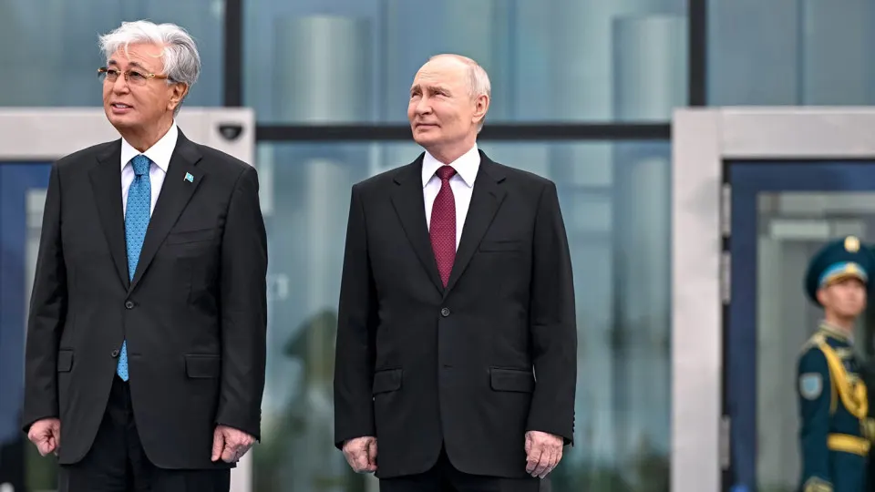 Проект АЭС у озера Балхаш оценён примерно в $16,4 млрд; основную часть финансирования обеспечит российский экспортный кредит. Строительные работы планируется начать в 2027 году, первый энергоблок должен заработать в 2034-м.