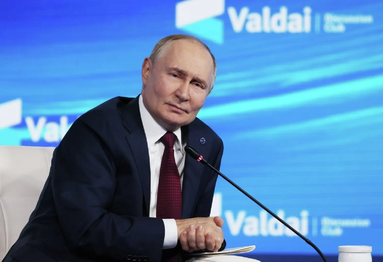 Международный уголовный суд постановил, что при приглашении на переговоры государства, подписавшие Римский статут, обязаны выполнить ордер на арест Владимира Путина. Исключение — официальная миссия ООН или резолюция Совета Безопасности по Главе VII.